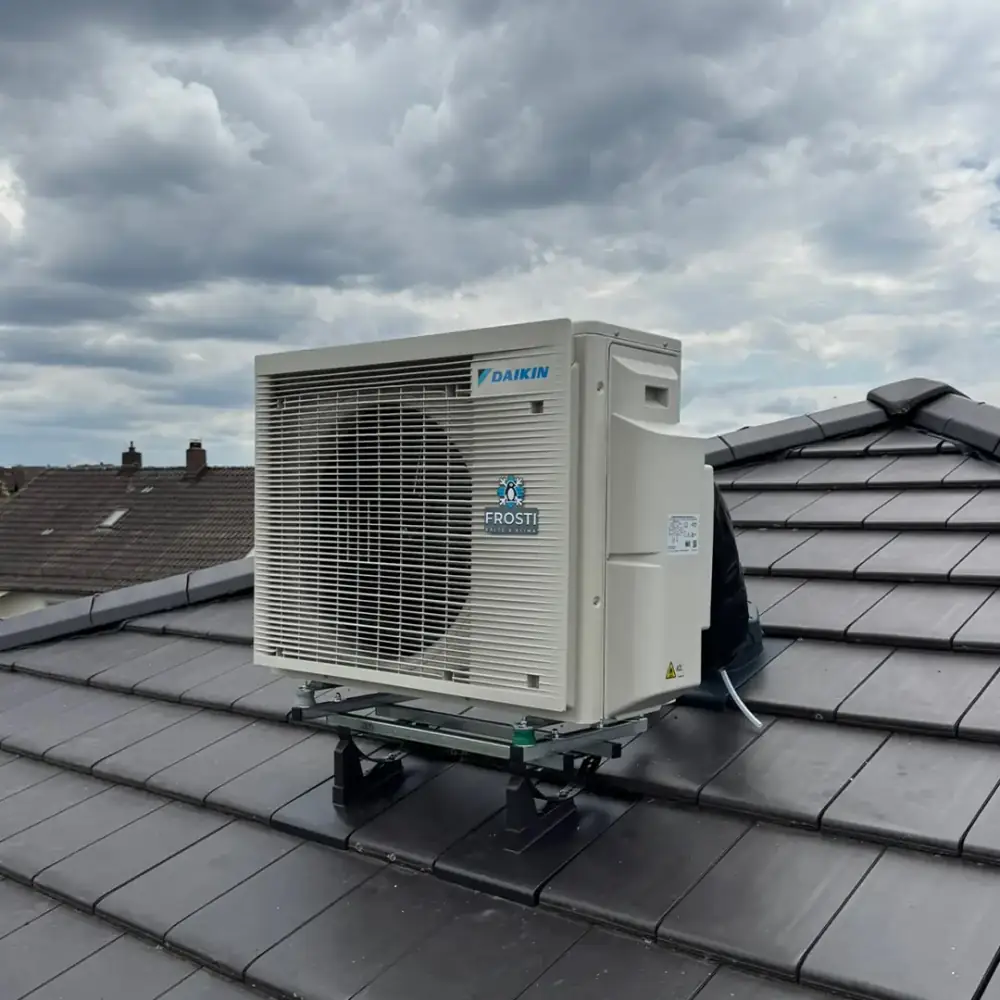 Installiertes Außengerät einer Daikin-Klimaanlage auf einem Dach