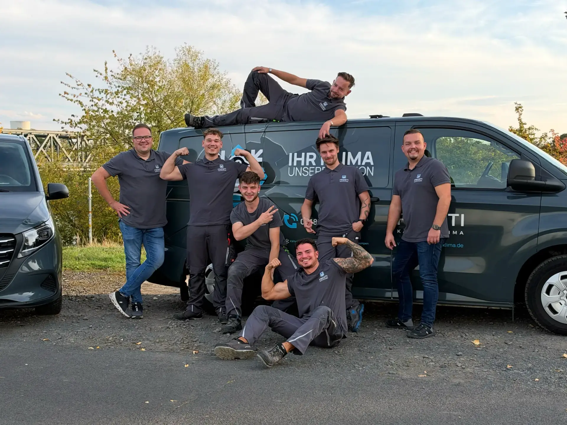 Das FROSTI-Team vor den Firmenfahrzeugen