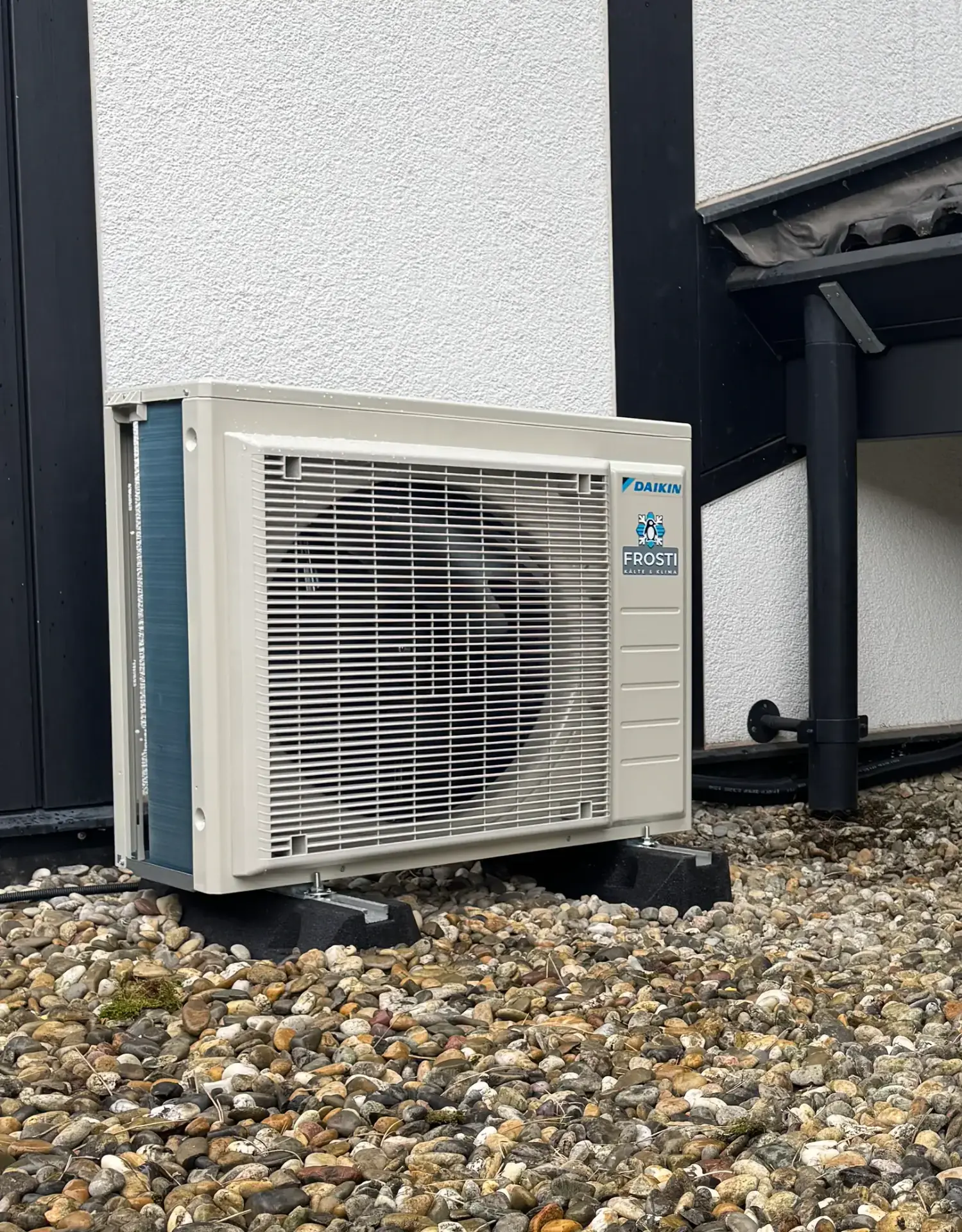 Daikin Außengerät mit FROSTI-Verkleidung an einem Wohnhaus